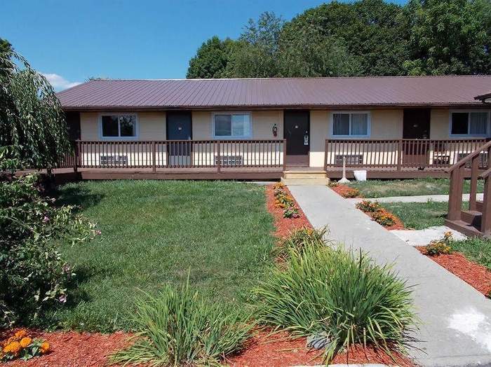 Motel M Lewisburg garden exterior
